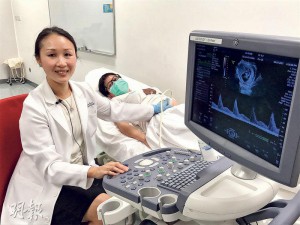 中大醫學院婦產科學系副教授潘昭頤醫生(左)表示,其有份參與的 . . . . . . (邱雅錡攝)